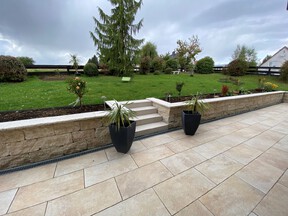 Scheuermann-Naturstein-Showroom-Mauern-Schicht-System-19